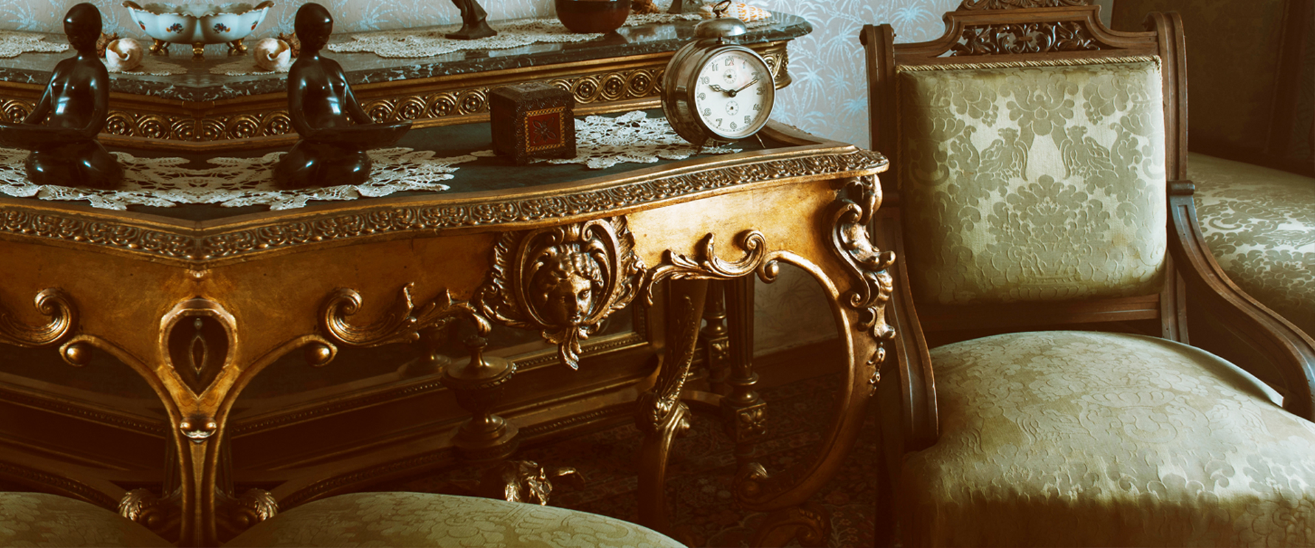 Antiques, heirlooms, collections should all be stored in Climate Controlled environments. Climate Controlled Storage units in WI are vital becasue temperature/humitiy extremes is harmul to important papers and precious belongings.